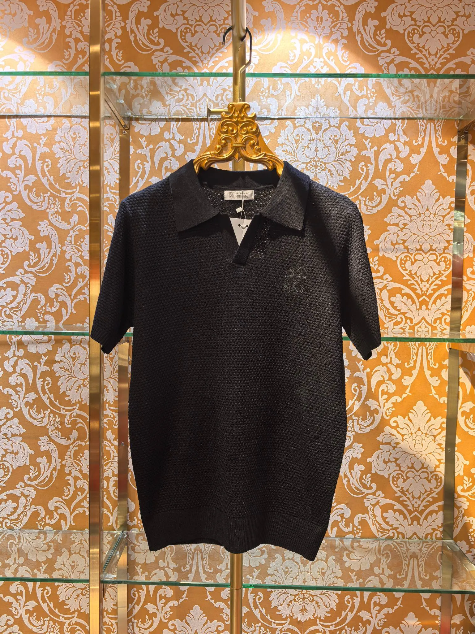 The counter is synchronized with Brunello Cucinelli 🇮🇹BC 2026/ss New Arrival knitted sweater with logo embroidery on the chest. The fabric is perfectly made with 14 needles of imported machines. The counter restores the upper body spirit in a one-to-one manner. Comfortable Breathable. Slim fit. Color Black Sizes S M L XL